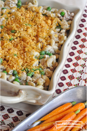 Molde para hornear de fideos cremosos con guisantes y pavo cubierto con hojuelas de maíz trituradas.