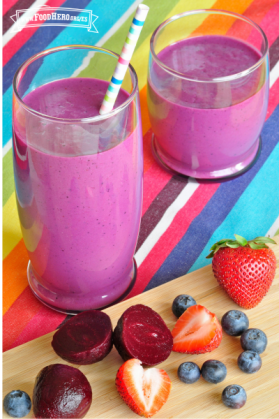 Vasos con licuado de frutas moradas.