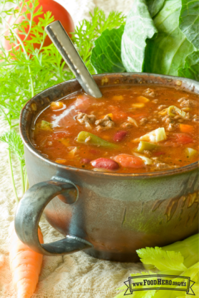 Plato con sopa de tomate, verduras y carne molida.