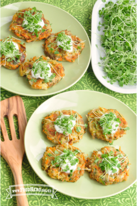 Plato de tortitas de vegetales y papas servidas con salsa cremosa y microplantas encima.