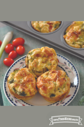 Plato con quiches de huevo, verduras y queso dorados al horno.