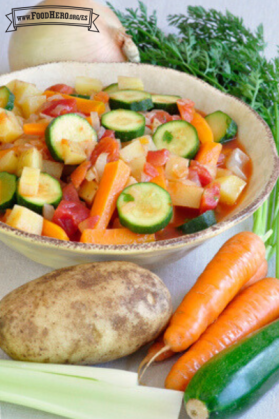 Tazón de sopa con mezcla de verduras.