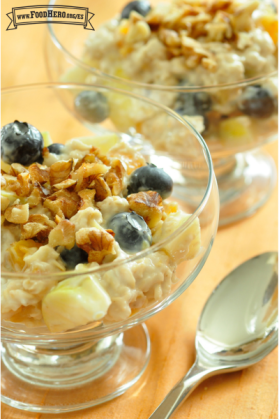 Tazón con avena y yogur cubierto con fruta y nueces de Castilla.