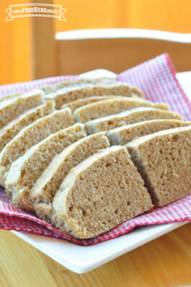 Rebanadas de pan de trigo integral con bolsas de aire espaciadas uniformemente.