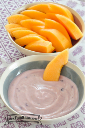 Tazón con dip de yogur servido con rodajas de melón.