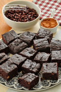 Brownie de frijoles negros en un plato