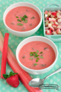  Sopa de frutas  adornada con menta fresca.  