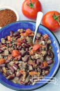 Tazón pequeño de chile con frijoles, carne molida y verduras.