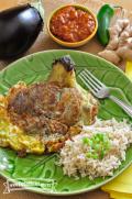  Plato de omelet de berenjena servido con arroz.