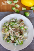 Plato de coles de Bruselas con un aderezo cremoso de yogur.