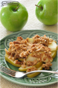 Plato con manzanas en rodajas al horno cubiertas de granola dulce.