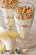 Vasos de cristal con capas de yogur, plátano y granola.