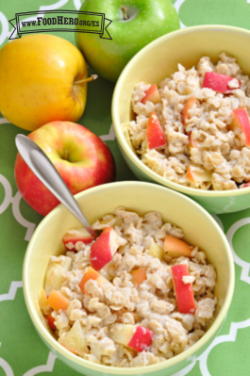 Avena casera con trocitos de manzana y especias calientes se muestran en tazones.