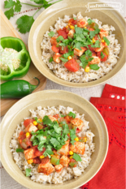 Tazones de arroz con pollo y verduras cubiertos con cilantro.