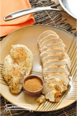 Plato con pechugas de pollo sazonadas y doradas.