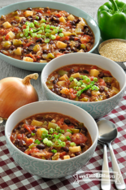 Tazones coloridos de chili cubiertos con cebolla verde.