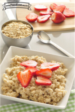 Tazón con avena servido con rodajas de fresas.