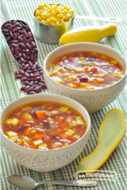 Sopa de frijoles, elote y calabaza de verano en tazones.