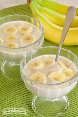 Vasos para postres de pudín cremoso cubierto con rodajas de plátano.